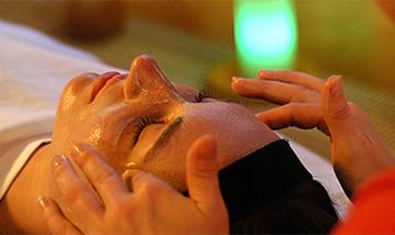 Frau erhält kosmetische Gesichtsbehandlung