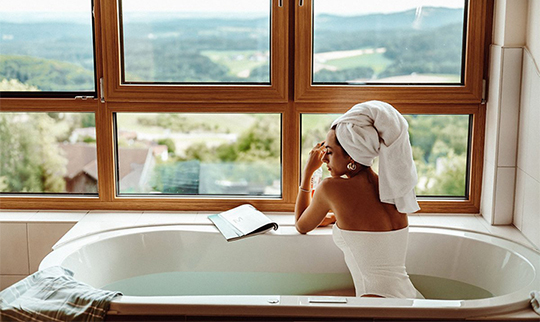 Frau entspannt im Whirlpool der Panorama Pool Suite