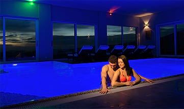 Paar beim romantischen Baden