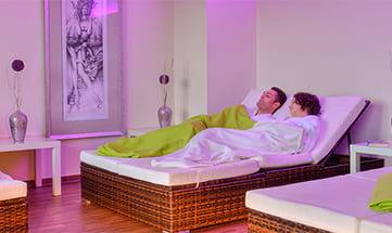 Paar auf Bett in Ruhezone