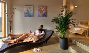 Paar auf Liege im Ruheraum