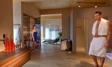 Paar im Saunabereich