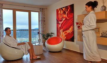 Mann und Frau genießen Tee von der Teebar