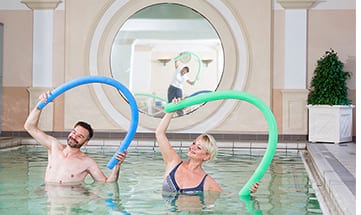 Zwei Personen machen Aqua Fitness