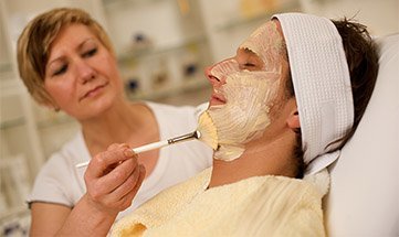 Frau bekommt Gesichtsbehandlung in der Beautyfarm des Hotels