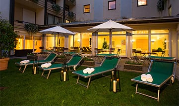 Liegewiese mit zahlreichen Liegen