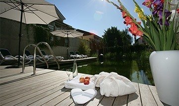 Naturschwimmbad am Tag