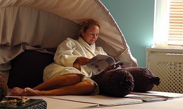 Sauna Ruheraum mit Liegen